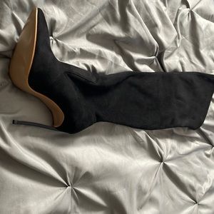 Good deal on these boots, brand new, nice heel and size 39